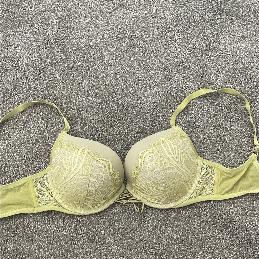 Victoria's Secret Lace Underwire Bra in Soft Yellow